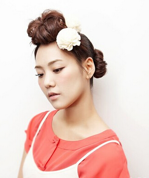 教你简单韩式花朵刘海盘发发型 让你这个夏天更迷人